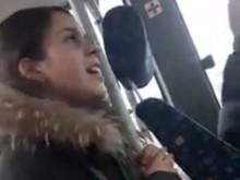 Ученичка запя в автобус в Пловдив! Всички първо онемяха, после избухнаха с бурни овации!