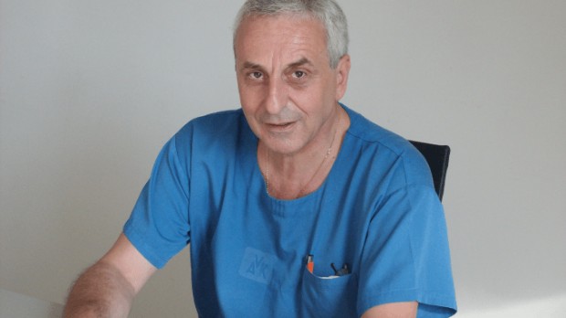 Д-р Христо Пелев, управител на болницата в Карлово, е задържан
