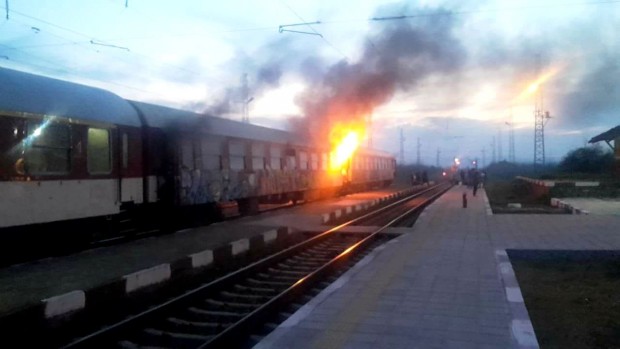 Огромен пожар стресна пътниците на бързия пътнически влак София Бургас съобщи