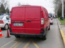 Свидетел: Мотористът мина на червено и се вряза в колата