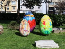 Страхотно! Огромните и много красиви великденски яйца вече са пред Общината!