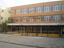 Огромна трагедия! 17-годишна почина в двора на училище, майката изпадна в тежка нервна криза, хора ритат линейката