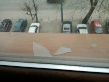 Стъкла се пръснаха и полетяха опасно от апартамент в Кючука