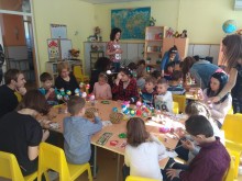 Ученици от Художествената гимназия боядисваха яйца в ДГ "Светлина"