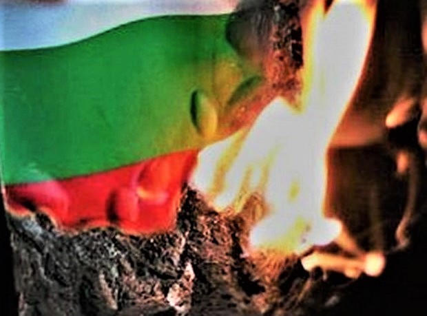 Снимката е илюстративнагнусната гавра с българското знаме във варненското