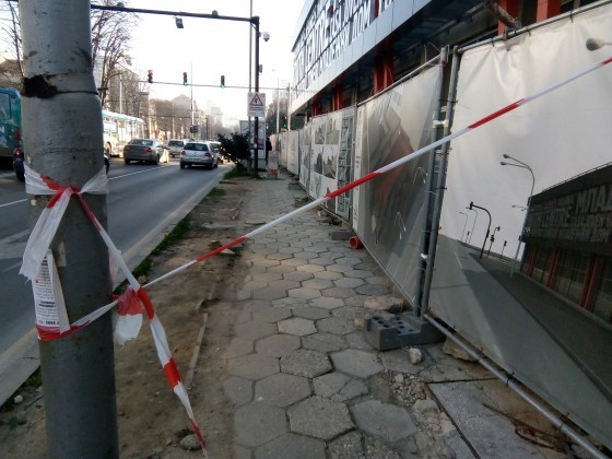 Varna24.bg Придвижването на пешеходците по тротоара около Младежкия дом по