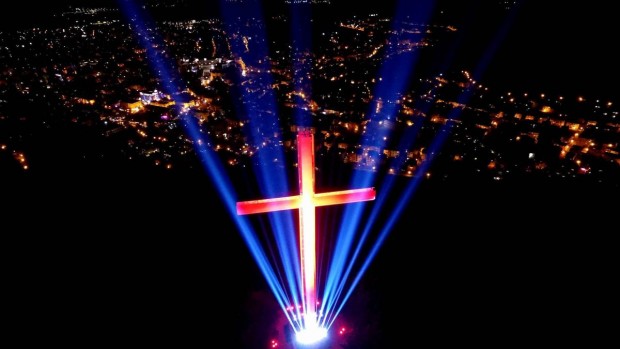 За поредна година светлини ще обгърнат 33-метровия кръст в мемориален