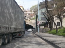 Композиция камион с полуремарке през центъра на Пловдив