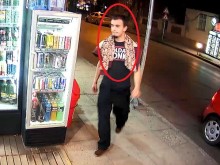 Голям резил! Младеж поиска нещо чуждо в Кючука, но не видя, че го снимат!