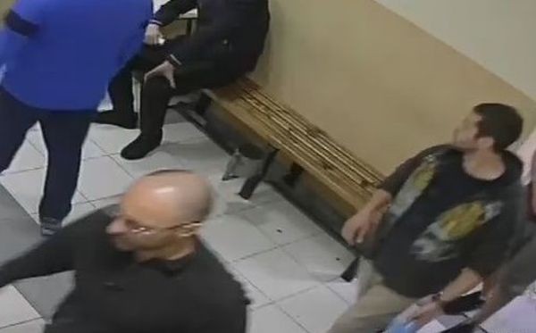 виж галерията
Полицията продължава да издирва двамата мъже избягали от затвора