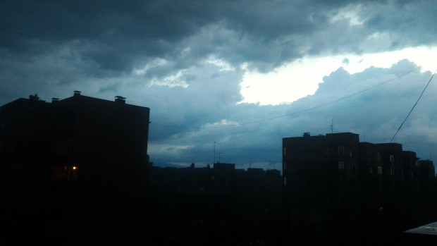 Страховита буря удари Пловдив за това информираха читатели на