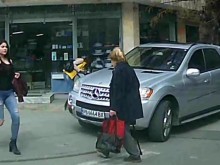 Напред-назад! Мощен джип обърка възрастна жена с бастун!