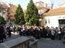 Раздадоха козунаци, кашкавал и сирене пред църквата "Свети Иван Рилски"
