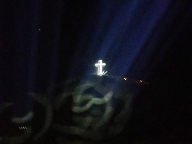 33 метровият кръст над Благоевград бе озарен от многоцветни светлини в