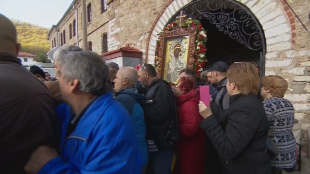 Стотици вярващи се поклониха пред чудотворната икона на Богородица в