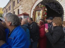 Стотици се включиха в литийно шествие с чудотворна икона на Богородица в Бачковския манастир