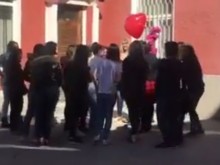 Ученици от елитно пловдивско училище изненадаха най-добрата учителка на света, тя остана без думи!