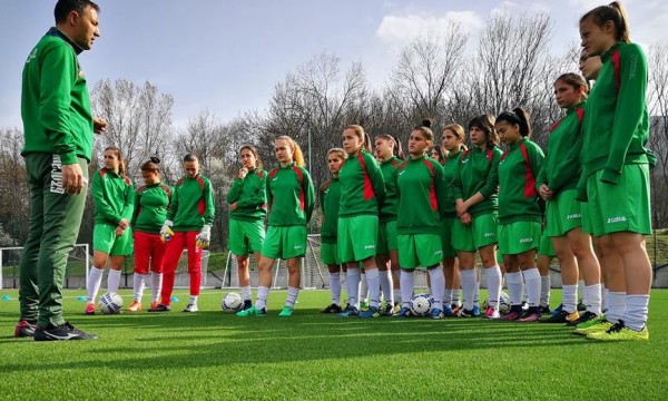 Националният отбор на България за девойки до 16 години започна
