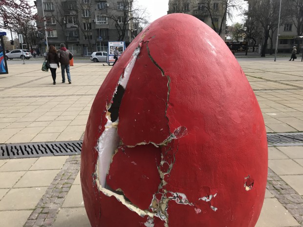 Varna24.bg Вандали са потрошили голямото червено яйце, което бе поставено