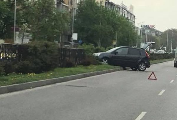 Лек автомобил се заби в разделителната ограда по булевард  България научи