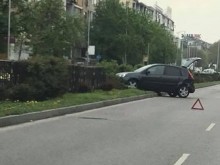 Кола помля разделителната ограда по булевард "България"