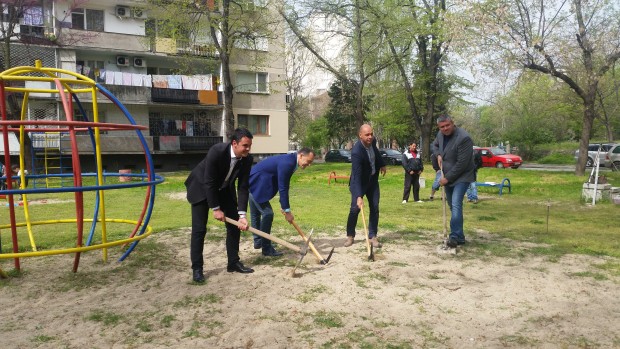 Първа копка за изграждане на нова детска площадка в парк