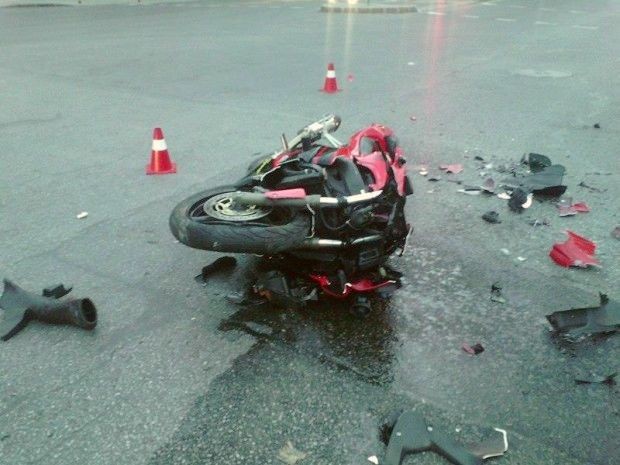 Млада жена бе ранена при катастрофа, предизвикана от неправоспособен моторист.