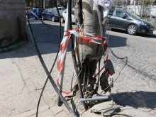 Шофьор отсече бетонен стълб в центъра на Пловдив с колата си!