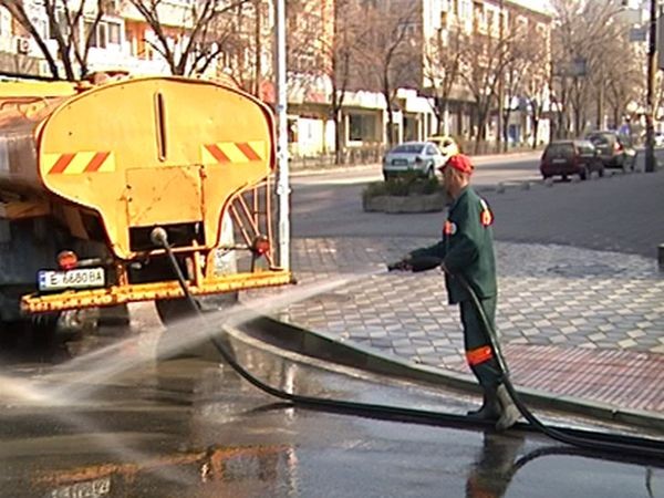 Започна пролетното миене на улиците в Благоевград Създаден е предварителен