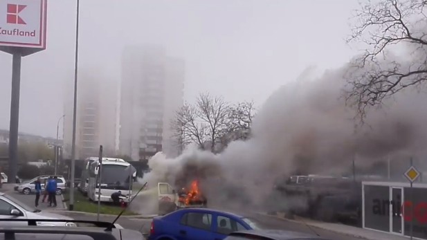 Микробус е пламнал преди минути до Кауфланд в бургаския жилищен