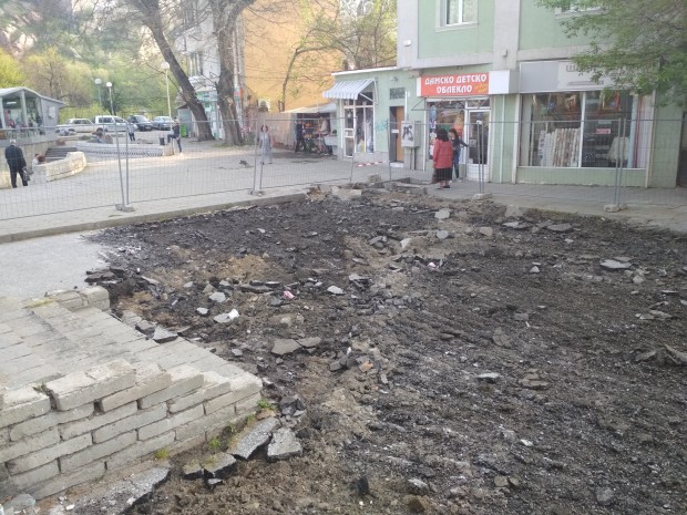 Вече премахват паркинга пред Райфайзен банк в центъра на Пловдив,