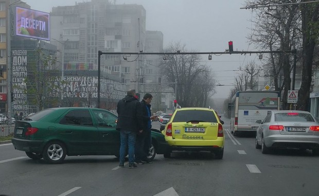 Фейсбук
Катастрофа между лек автомобил и такси е станала тази сутрин