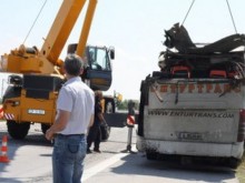 Очевидец: Тежка катастрофа с автобус на "Тракия", има към 10 линейки