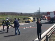 Четирима от ПТП-то на "Тракия" с опасност за живота, разрязаха мантинелата заради тапата