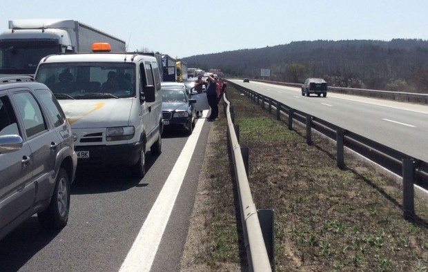 Пловдивчани попаднали в страхотното задръстване на магистралата се свързаха с