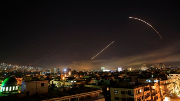 САЩ, Франция и Великобритания извършиха въздушни удари по Сирия, предава