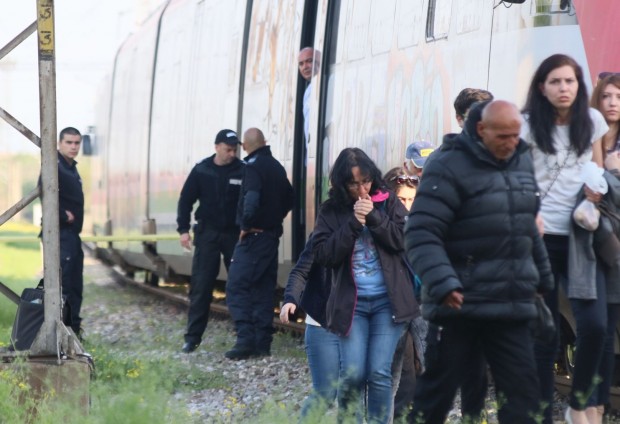 Полицията евакуира хората от влака под който се хвърли самоубиец