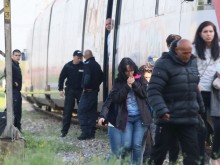 Евакуират хората от влака, трупът на самоубиеца е още под машината