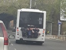 Опасно безумие: Ученици се покатериха на задния капак на автобус в движение