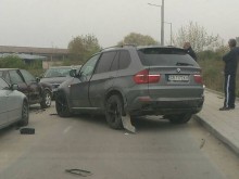 Пияната и дрогирана, която помля десетки коли, е оборотна танцьорка! Преди мелето е минала половина град в това състояние!
