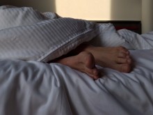 Мъж изтрещя, след като спипа в семейното ложе жена си със 17-годишен