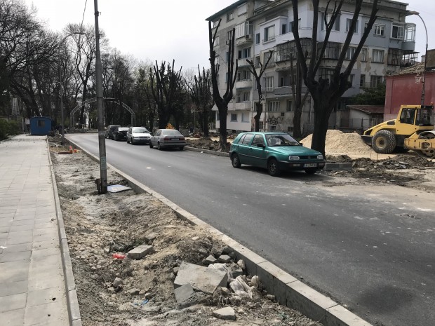 Varna24 bg Основният пласт асфалт е поставен вече по едното платно