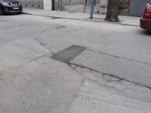 Кърпят дупки в "Централен", ще оправят и тротоарите