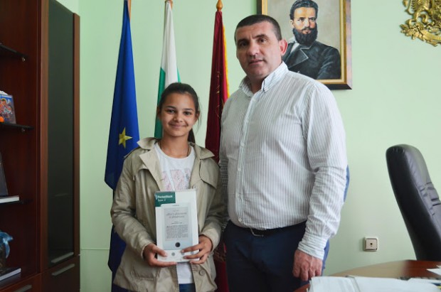 Кметът на Община Девня награди петокласничката Айлин Ферад, която откри