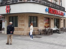 Световноизвестна верига за бързо хранене се махна от Главната, нов голям играч отваря заведение там