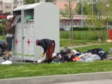Грозно! Роми посегнаха и на дрехите, които хората даряват от сърце!