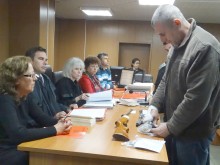 Караджов гипсиран в съда, разпозна пистолетите си "Глок" и "Макаров"!