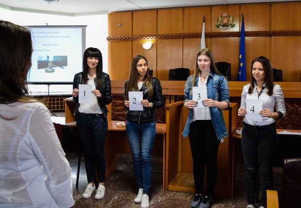 Ученици от Националната търговска гимназия – Пловдив от  ХI В