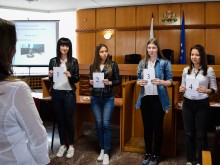 Възстановка: Ученици от Търговската "осъдиха" младеж след "пробождане" с нож