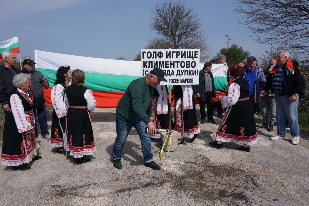 Жителите от варненското село Климентово се събраха на своеобразен протест